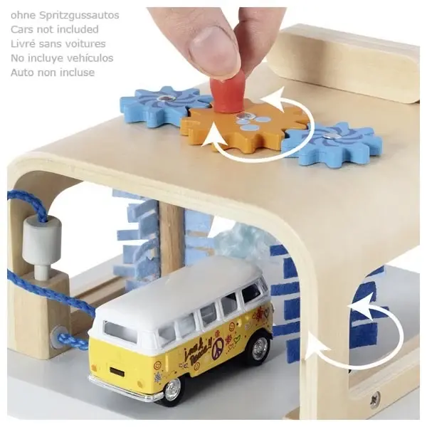 Spielzeugauto fährt durch die Autowaschanlage aus Holz von Goki