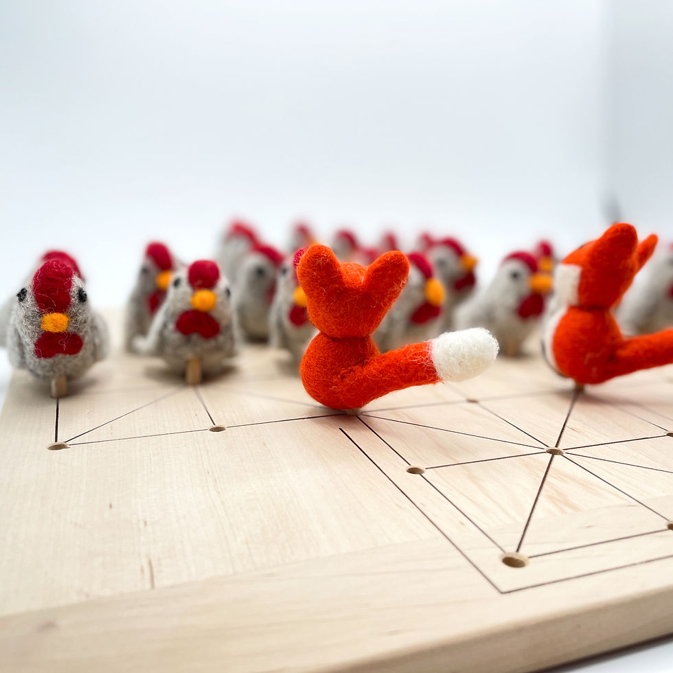 Fuchs & Henne Strategiespiel aus Holz mit aufgebauten Spielfiguren