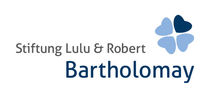 Logo der Stiftung Lulu & Robert Bartholomay mit Herz-Kleeblatt-Symbol.