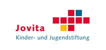 Logo Jovita Kinder- und Jugendstiftung mit farbigem Kreuz aus Quadraten.