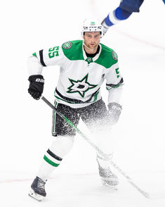 The Tampa Bay Lightning defeated the Dallas Stars for their fourth straight win on Thursday