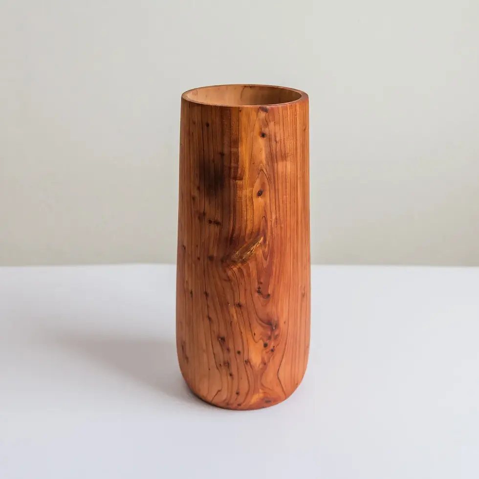 zylindrische Vase aus rötlichem Holz