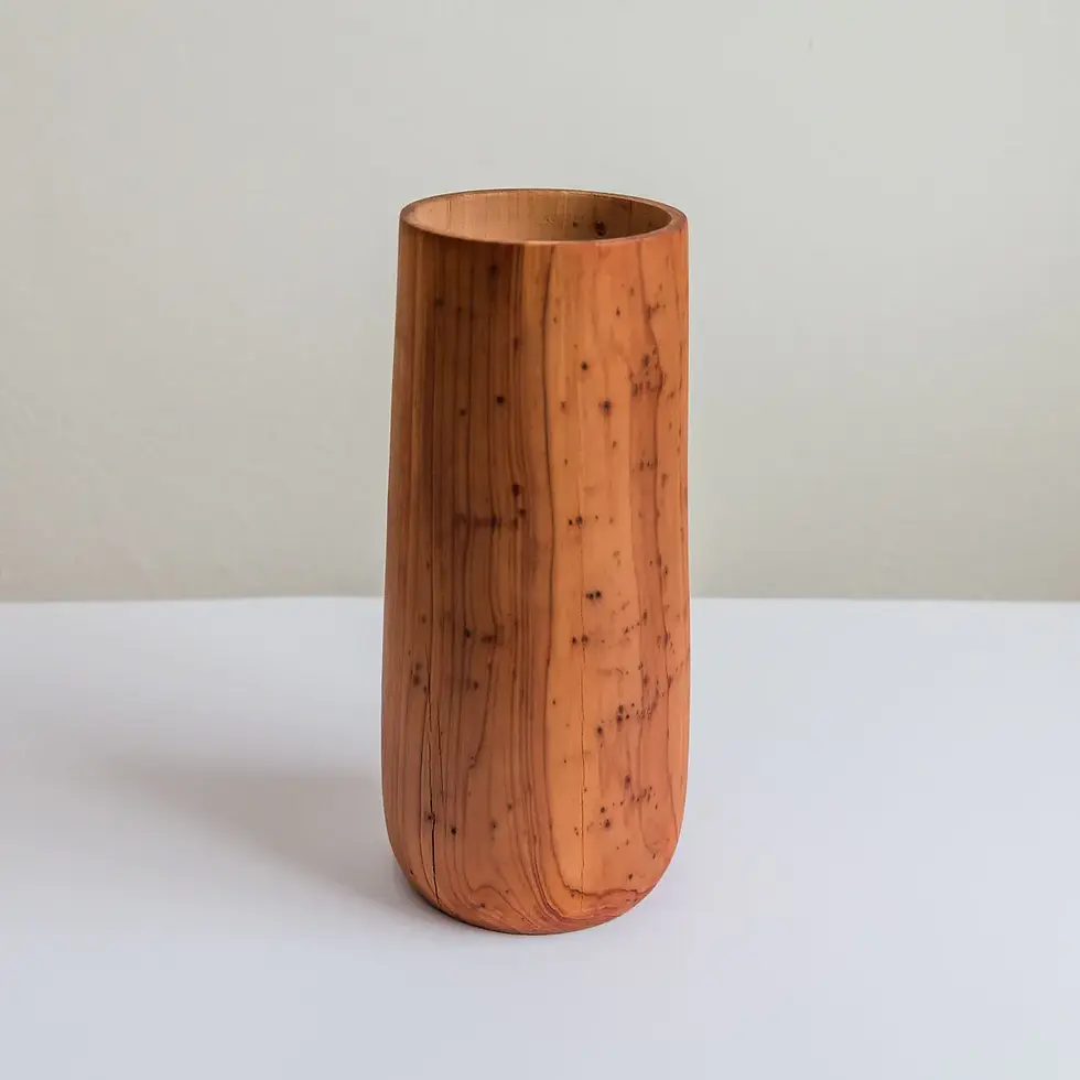 Miniaturbild: zylindrische Vase aus rötlichem Holz
