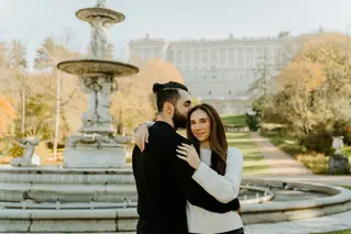 Close engagement portrait in Campo del Moro with the Royal Palace behind