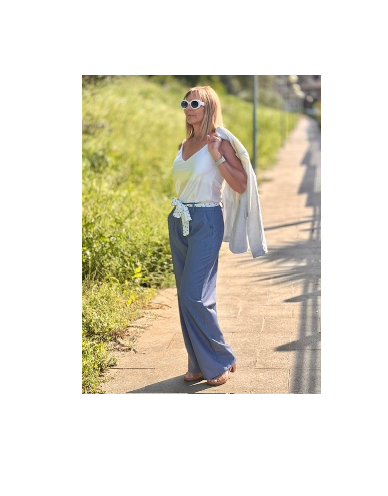 Mujer elegante con pantalones azules, blusa blanca y chaqueta; TOPIXMODA