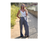 Miniatura: Mujer elegante con pantalones azules, blusa blanca y gafas de sol.
