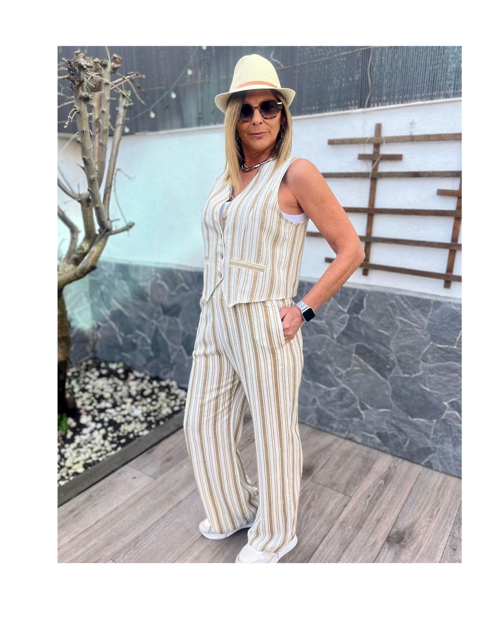 Mujer elegante con chaleco y pantalón a rayas, estilo Mono CASUAL