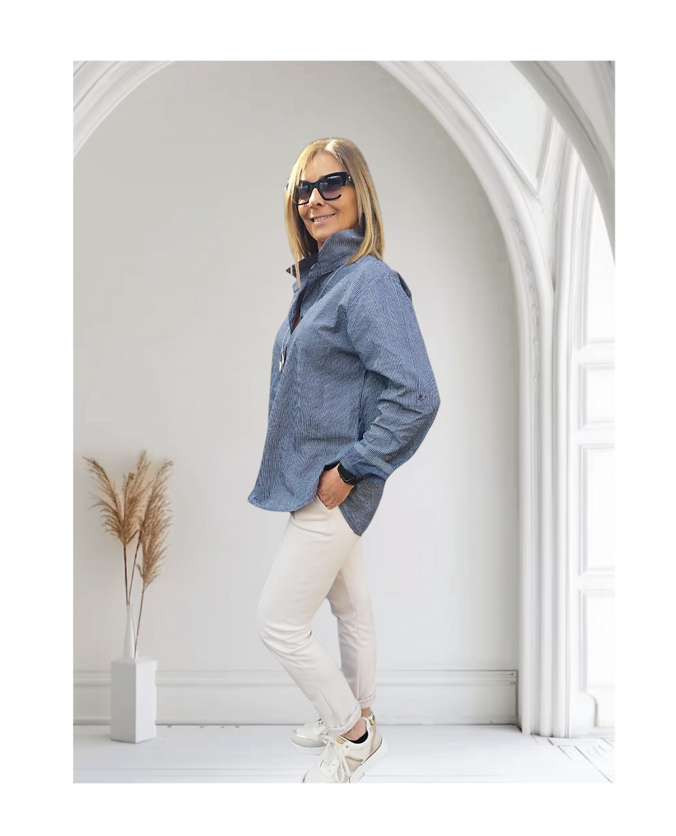Modelo mostrando chaleco ligero azul, pantalones crema, TOPIXMODA
