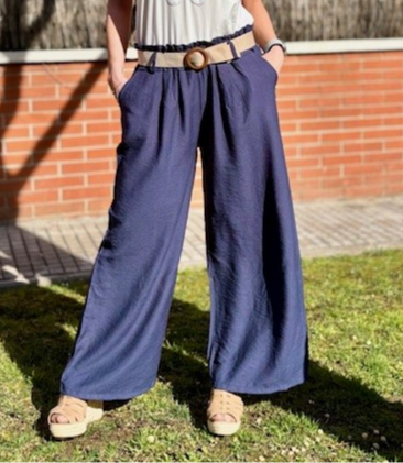 Mujer mostrando pantalones anchos azul marino