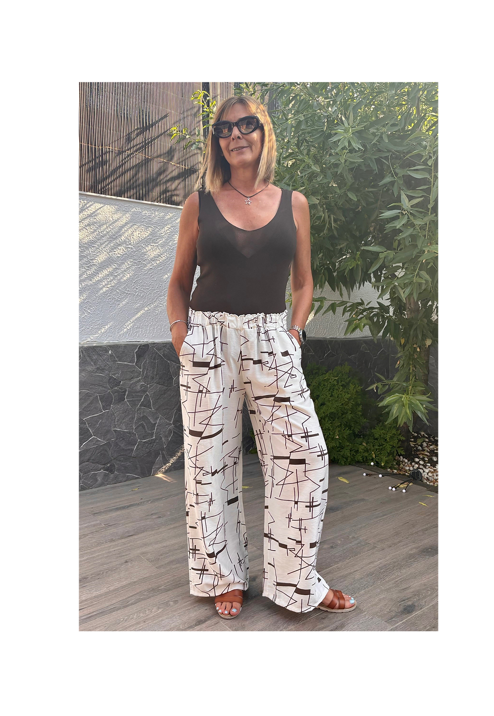 Modelo mostrando pantalones anchos estampados