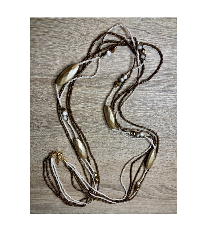 Collar largo, cuentas doradas y crema
