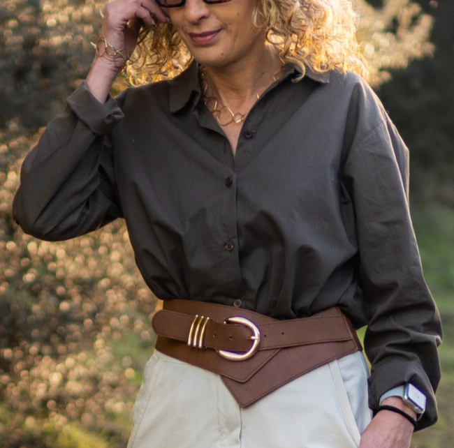Modelo con camisa verde oliva y cinturón marrón TOPIXMODA