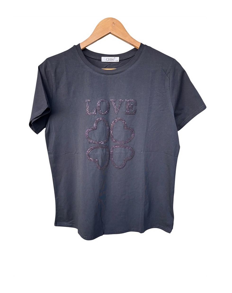 Camiseta gris oscura con diseño bordado de trébol y la palabra 'LOVE'