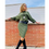 Miniatura: Modelo con conjunto verde oliva: falda y jersey