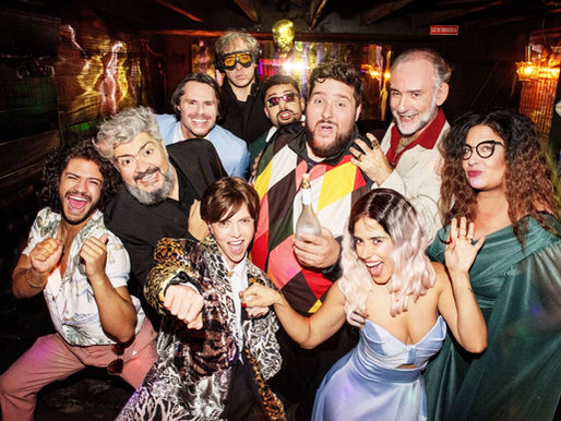 Dois Patrões: versão brasileira atualiza o clássico que revolucionou a história da comédia