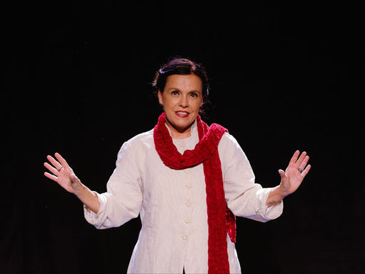 “Água Fresca para as Flores” segue em cartaz no Teatro UOL com Marcella Muniz