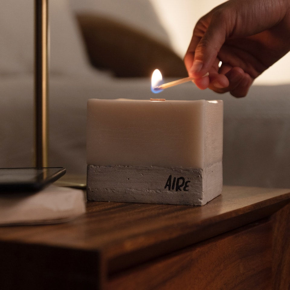 Vela artesanal sobre base de concreto hecha en Costa Rica