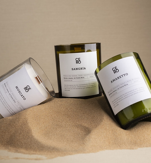 Velas hechas en contenedores reutilizados de vidrio. Originalmente fueron botellas de vidrio que iban a ser desechas