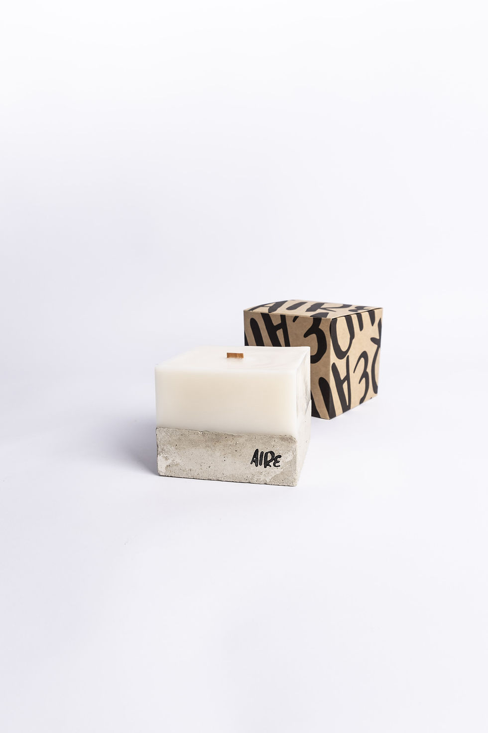 Vela artesanal sobre base de concreto hecha en Costa Rica