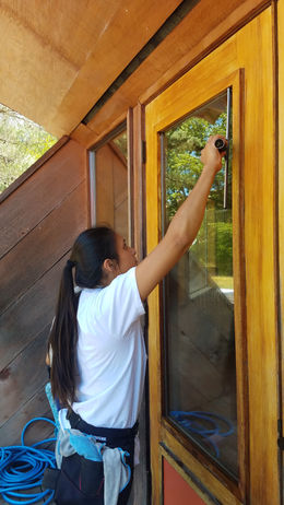 Ari cleans windows. Window cleaner near me.
