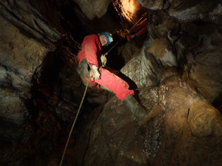 Descente en rappel dans le parcours de spéléologie extrême
