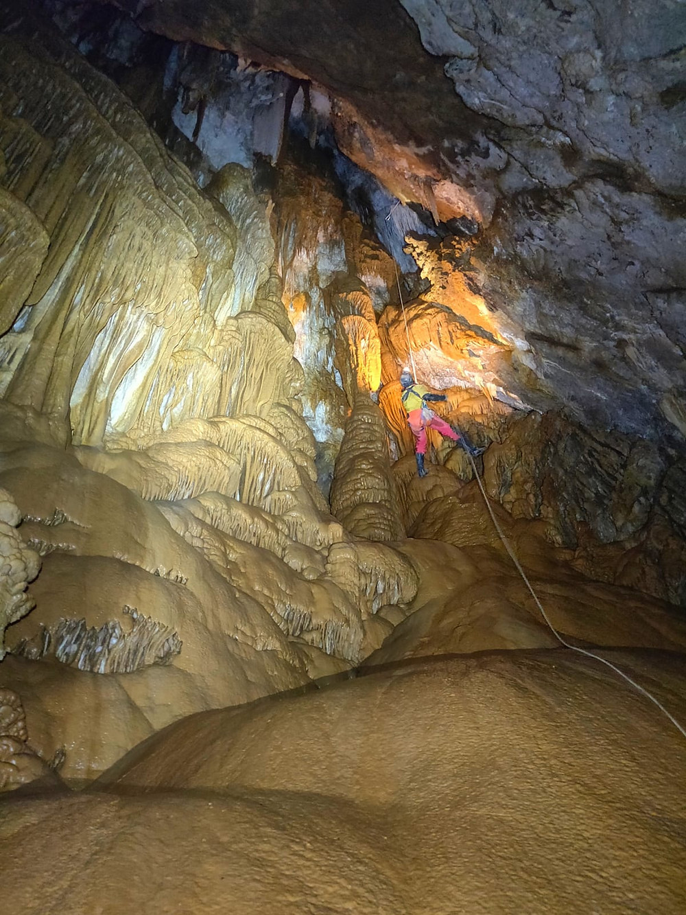 Descente en rappel du P25 dans le Gouffre des Encantades, Conat, Pyrénées Orientales