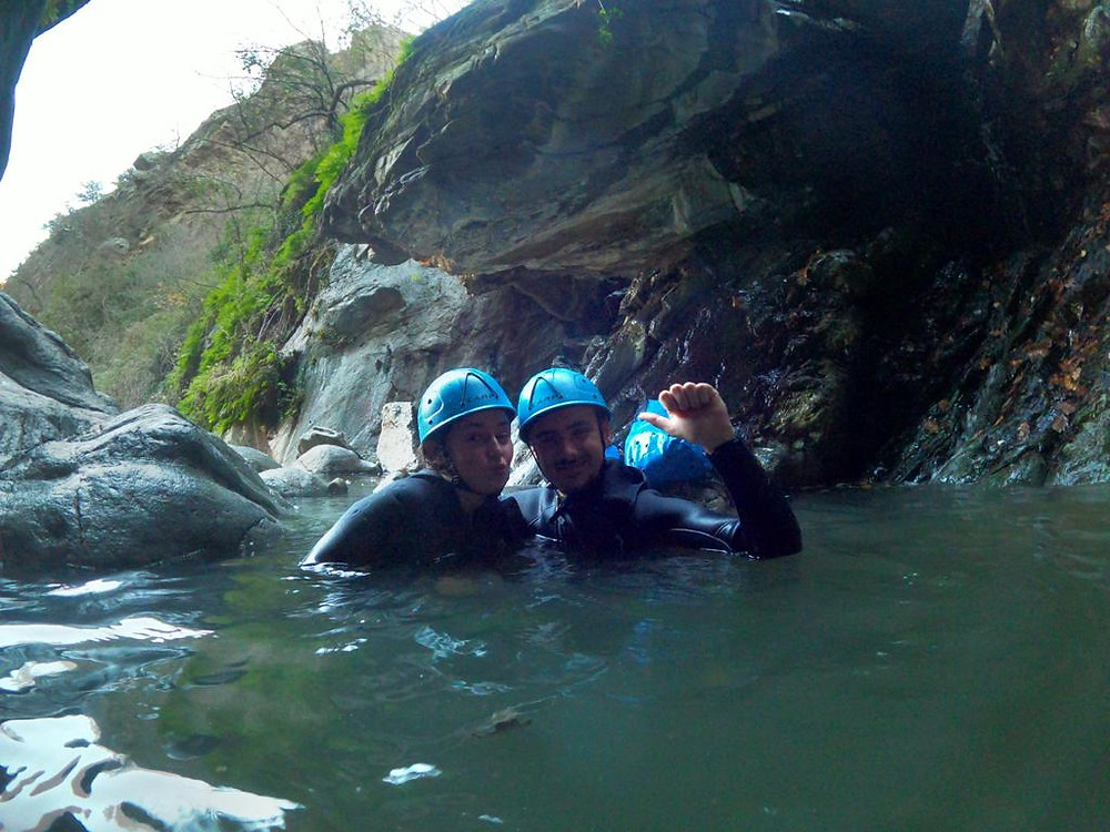 Les pratiquants profitent du bassin d'eau chaude lors d'une session canyoning d'eau chaude près de Pyrénées 2000 / Font Romeu
