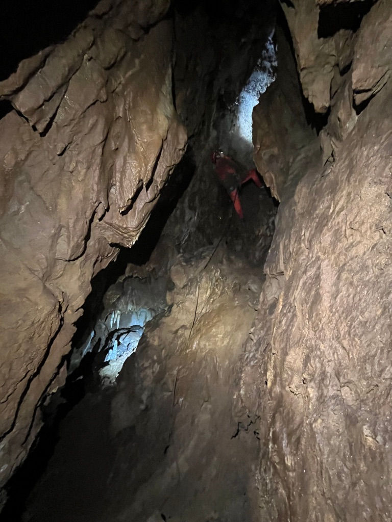 Descente en rappel en spéléologie pour explorer les grottes du Vallespir.