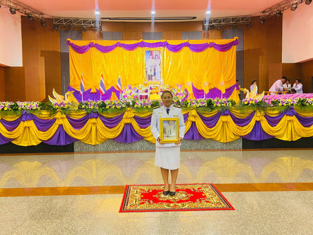 ร่วมพิธีรับพระราชทานพระบรมฉายาลักษณ์ พระบาทสมเด็จพระเจ้าอยู่หัว ที่ฉายกับสมเด็จพระนางเจ้าฯ พระบรมราชินี