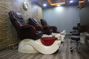 manicure-pedicure-room.JPG.jpg