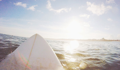 水の上にサーフボード