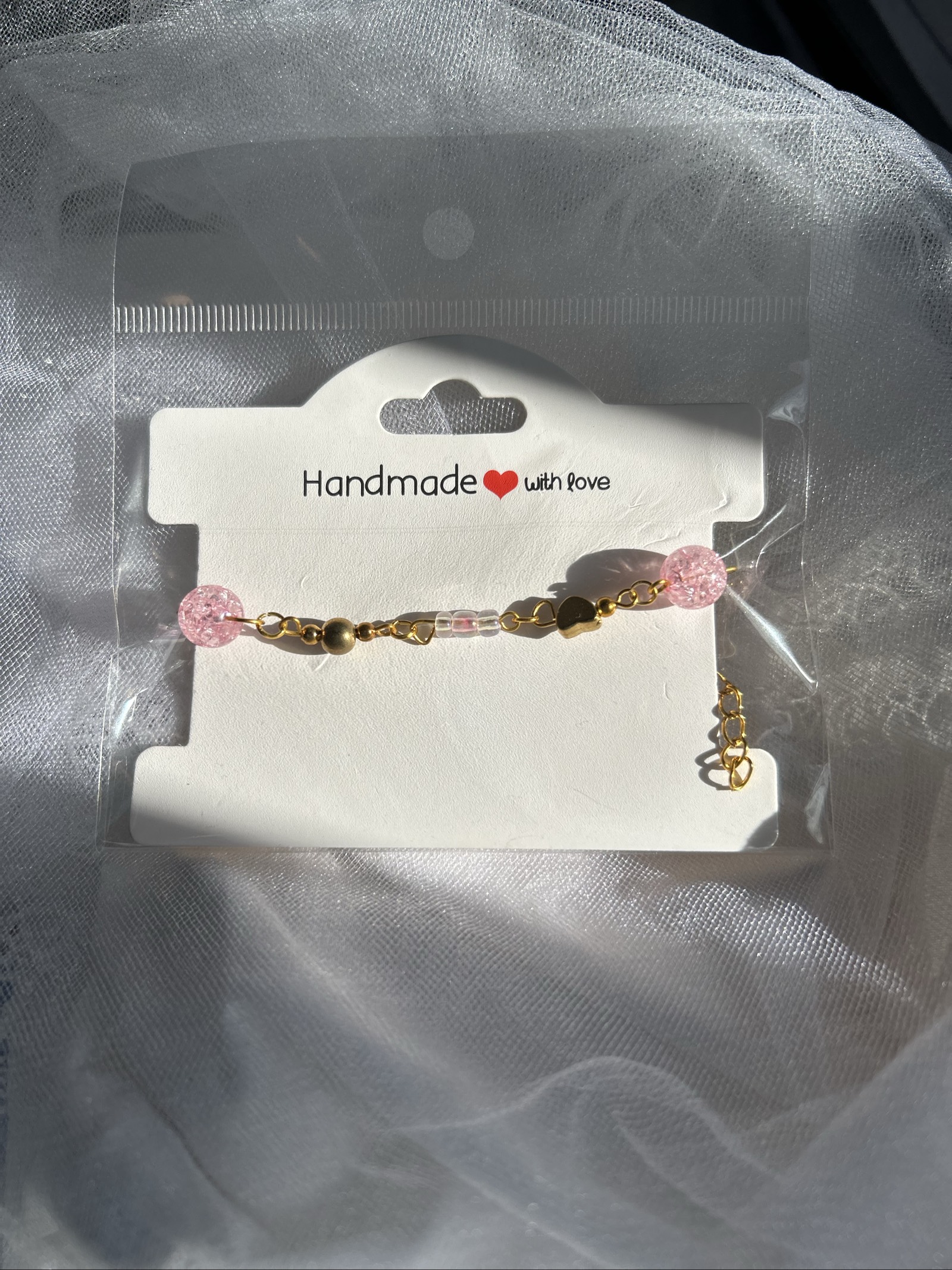 Bracelet artisanal doré avec perles roses