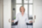 Frau öffnet Tür