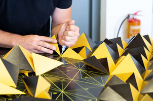mann klebt Elemente 3d poster
