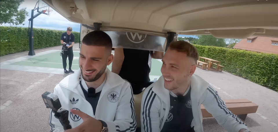 Deniz Undav und David Raum auf dem Trainingsgelände