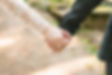 Zwei Hände sind auf dem Bild zu sehen. Ein Paar läuft Hand in Hand