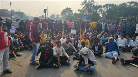 छात्रों पर लाठी चार्ज को लेकर राज्य में सियासी पारा गर्म, विपक्ष ने बोला हमला, तो सत्ता पक्ष बचाव में