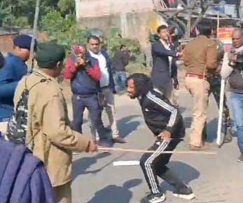 BREAKING : प्रदर्शनकारी छात्रों पर पुलिस ने बरसाई लाठियां, छात्र नेता देवेंद्र महतो सहित कई छात्र गिरफ्तार