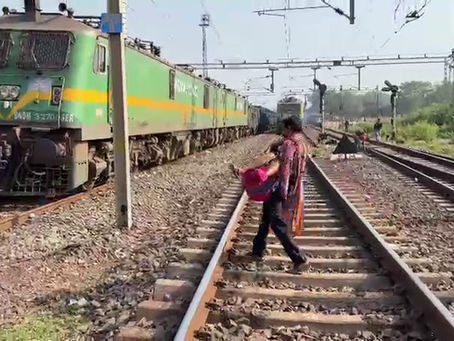 बंद था रेल फाटक, जान जोखिम में डाल लाइन पार करने लगी महिला,तभी आ गई ट्रेन, फिर क्या हुआ, पढ़िए खबर में