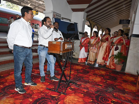 राष्ट्रीय गीत ‘वंदे मातरम्’ की मधुर धुन से गुंजा चक्रधरपुर रेलवे स्टेशन, यह गीत नहीं स्वतंत्रता संग्राम की है आत्मा