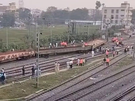 BREAKING : हाजीपुर में रेल हादसा, अपनी पटरी छोड़ दूसरी पटरी पर दौड़ी आर्मी स्पेशल ट्रेन,मचा हडकंप