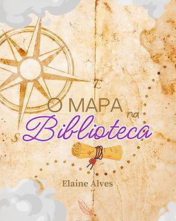 Capa do livro literário "O mapa na biblioteca" da autora Elaine Alves. A capa tem uma bússola e o titulo em marrom e roxo, com o fundo da imagem imitando um mapa do tesouro e um mapa antigo enrolado abaixo do título, preso por um cordão.