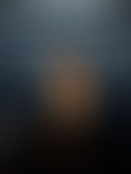 Žena medituje u moře.