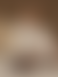 Žena v bílém kostýmku. Barva roku 2026 Pantone.