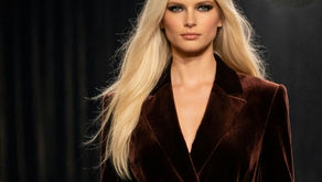 Trendy módní čokoládový sametový kostýmek, který má na sobě blond modelka.