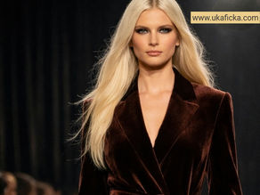Trendy módní čokoládový sametový kostýmek, který má na sobě blond modelka.