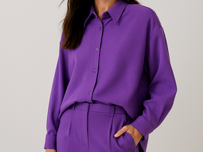 Žena ve fialovém outfitu.