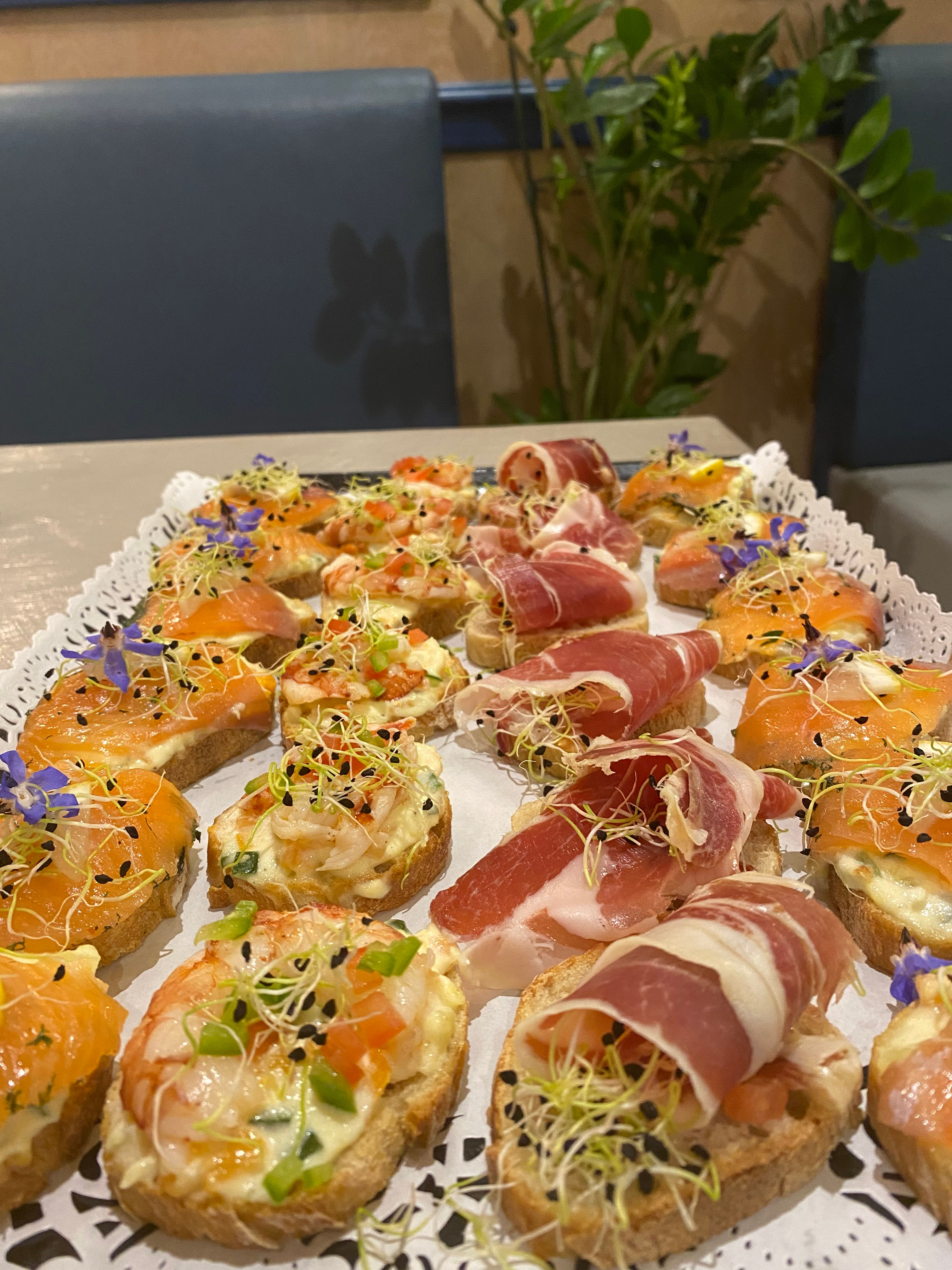 Plateau de 18 tapas gastronomiques ( 6 tapas différentes )