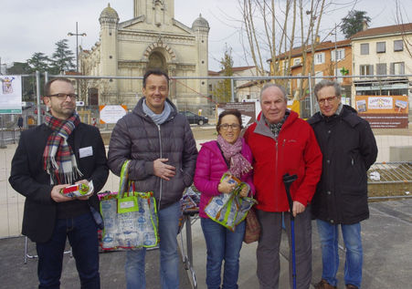 Remise des sacs fabriqués à Gon-Boussougou le 20 novembre à Chaponost