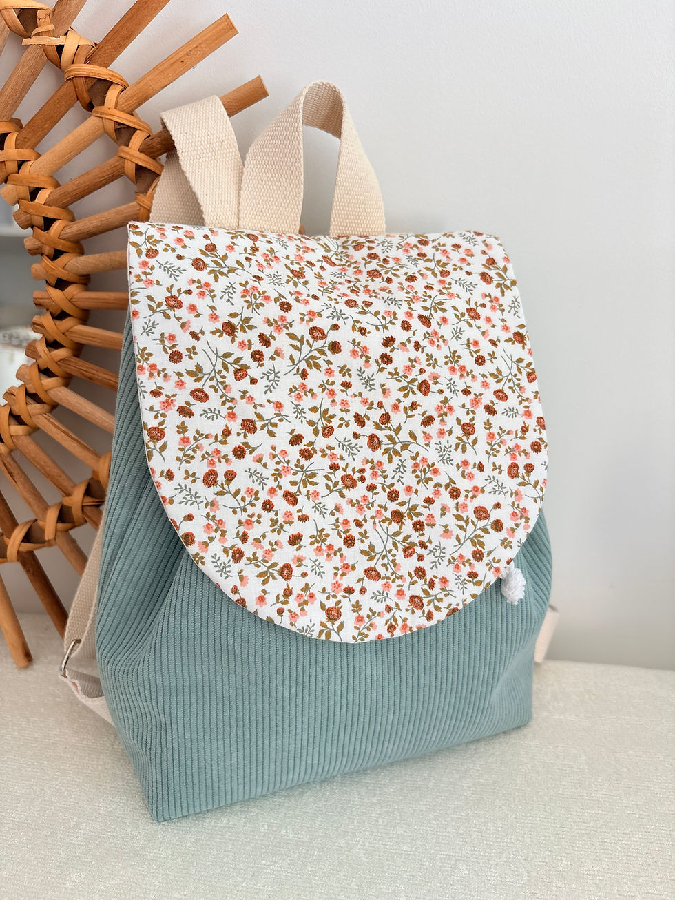 Miniature : Sac à dos maternelle avec rabat à motifs animaux ou fleuri, fermeture par cordon